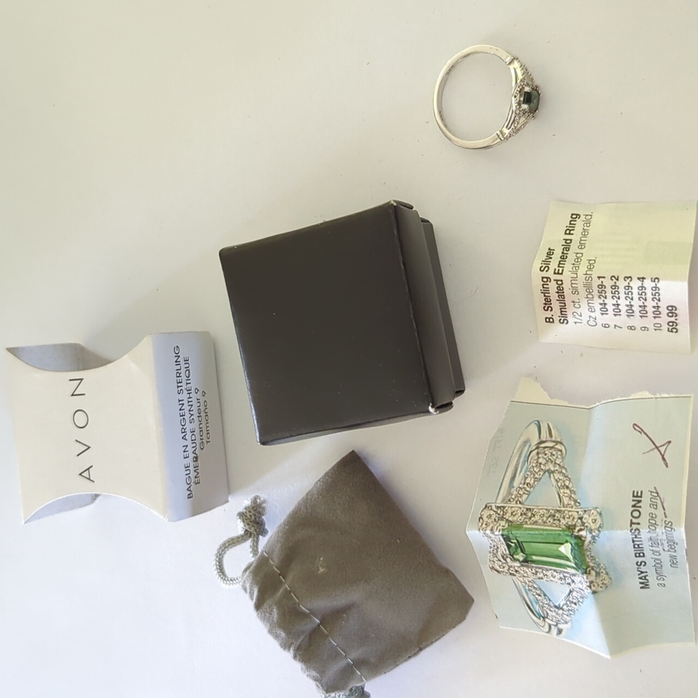 Avon simulated emerald in silver size 9
